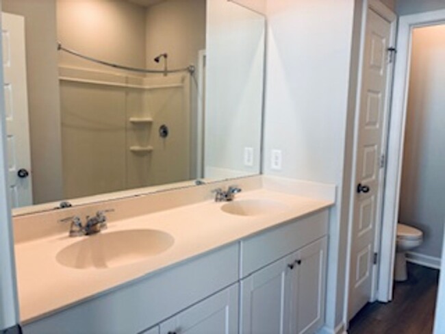 Building Photo - New 3 Bed/ 2.5 Bath Townhome Off Central A...