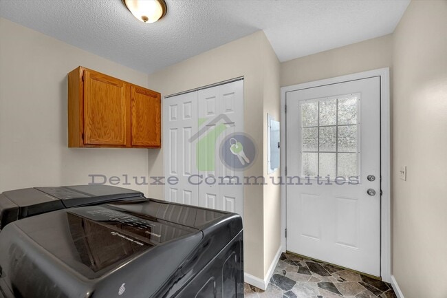 Building Photo - Darling 2 Bedroom Home in Middleville