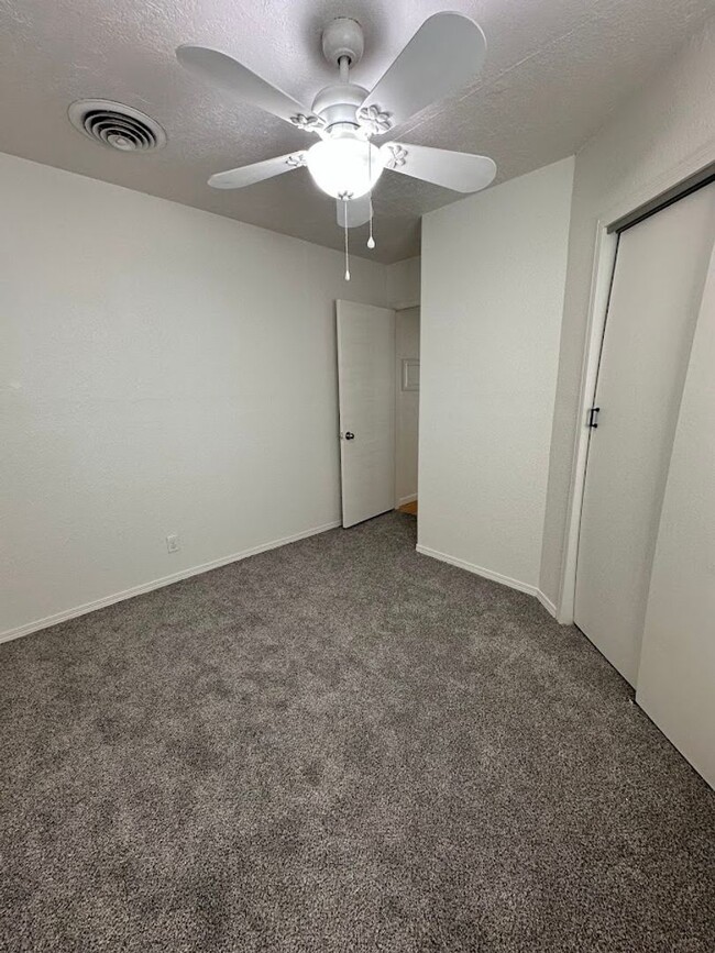 Building Photo - $400 off first months rent!