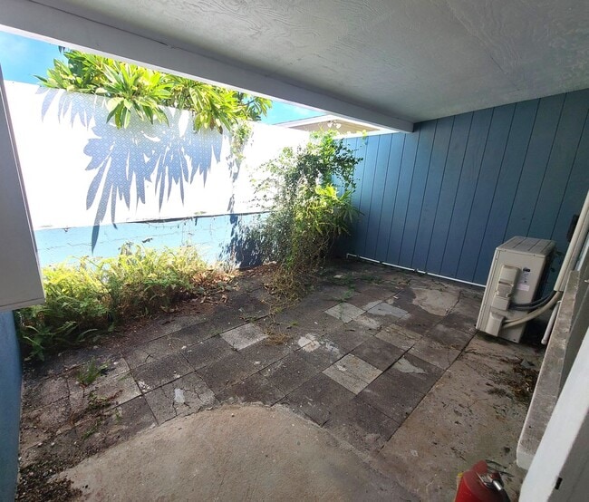 Building Photo - Open Concept studio - large, airy, AC, pri...