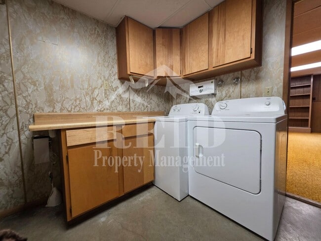 Building Photo - Central Kitsap Home with Large Fenced Yard Close to Shopping, Base, & Kitsap Lake