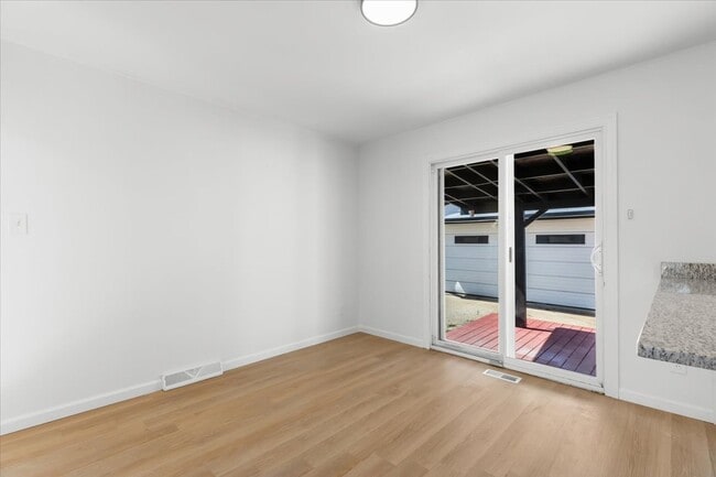 Building Photo - 153 Ross St