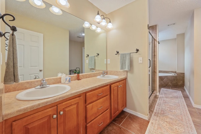 Building Photo - 4 Bedroom 2 bathroom