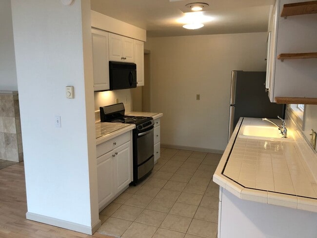 Building Photo - Updated 3 bedroom 3 bath house in Eugene!