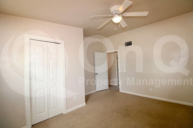 Building Photo - 4043 E Deseret Dr