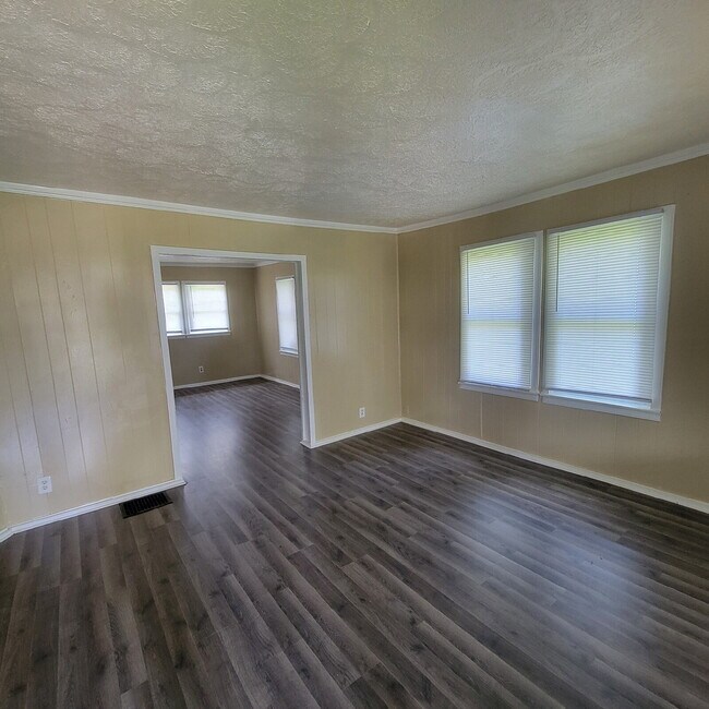 Building Photo - 3 Bedroom Southeast home