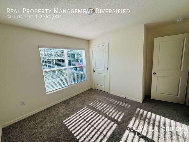 Building Photo - 705 W Rexford Dr
