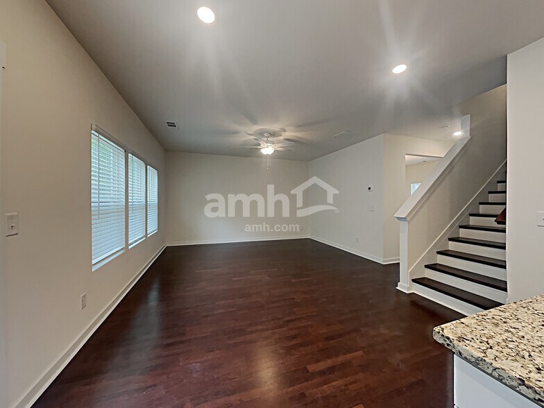 Building Photo - 467 Camp dr