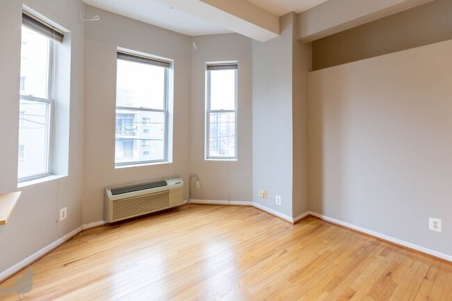 Building Photo - Spacious Two Bedroom Off 14th St. Corridor!