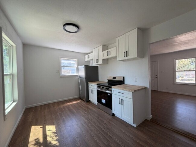 Building Photo - 1701 Islla Dr