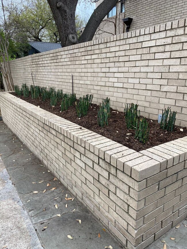 Building Photo - Wonderfully Remodeled Duplex Near River Cr...