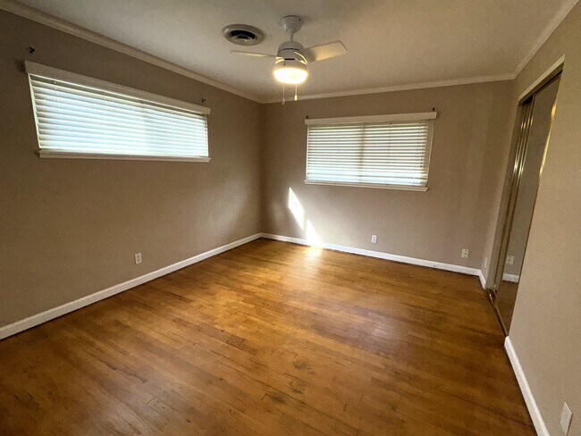 Building Photo - 454 W Twain Ave