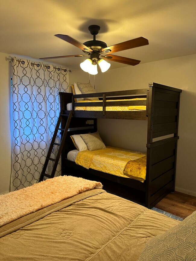 Building Photo - 2 bedroom 2bath with garage.