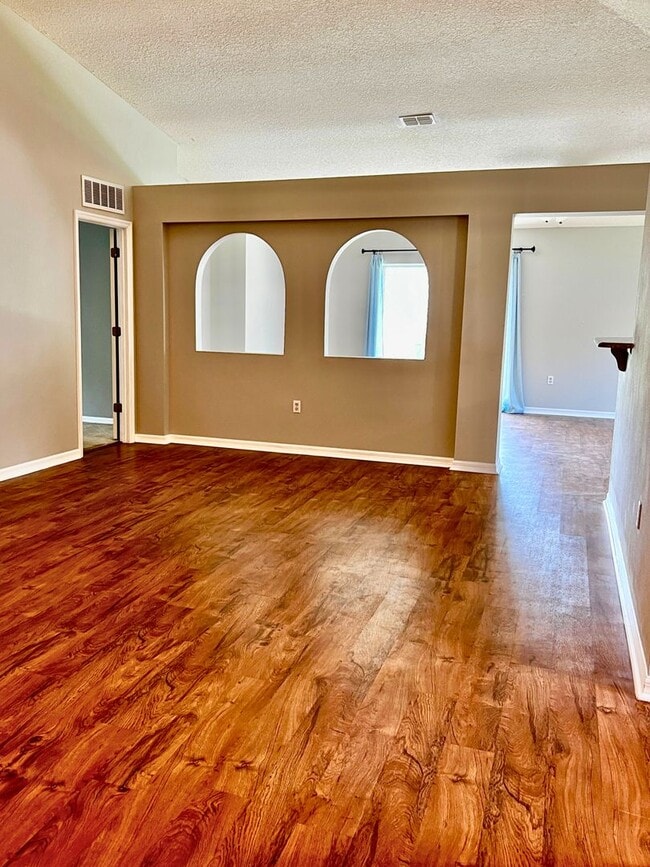 Building Photo - 3/2 with flex room & Fenced in yard