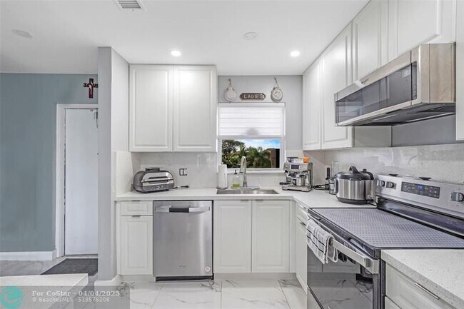 Building Photo - 6650 Royal Palm Blvd