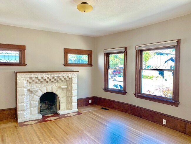 Building Photo - Advent- Low Deposit Rockridge Home W/ Beau...