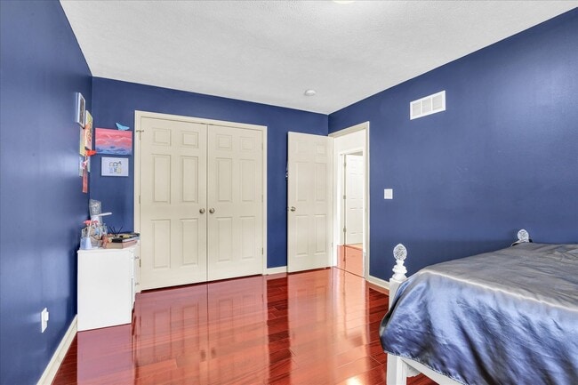 Building Photo - Updated 3 Bedroom Townhome in SW Champaign - Available 06/01/2026