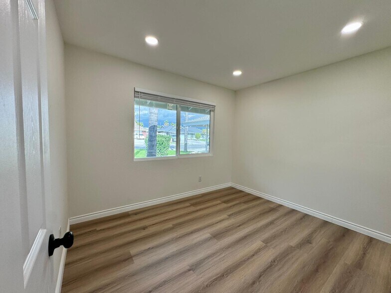 Building Photo - 251 E Heather St