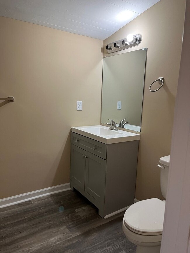 Building Photo - 3 Bedroom | 2 Bath | 1,098 Sq Ft | Updated Interior