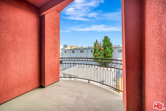 Building Photo - 11124 Burbank Blvd