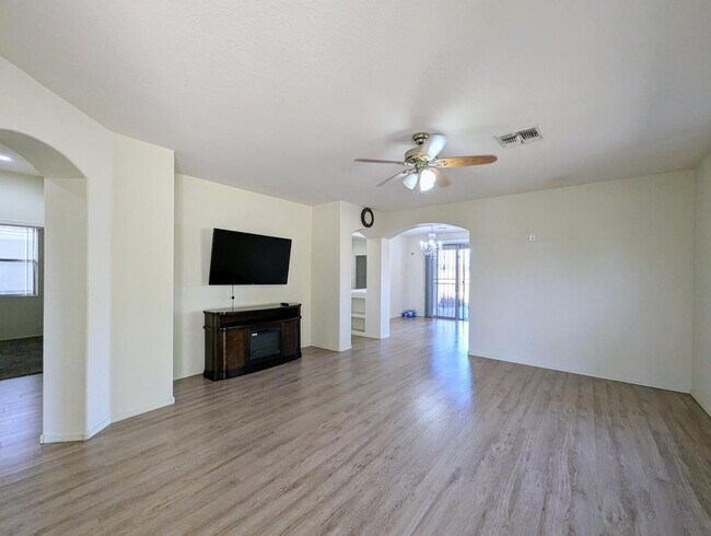 Building Photo - 5770 W Golden Ln