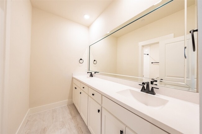 Building Photo - 813 Emerling Dr