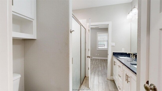 Building Photo - 513 Kubin St