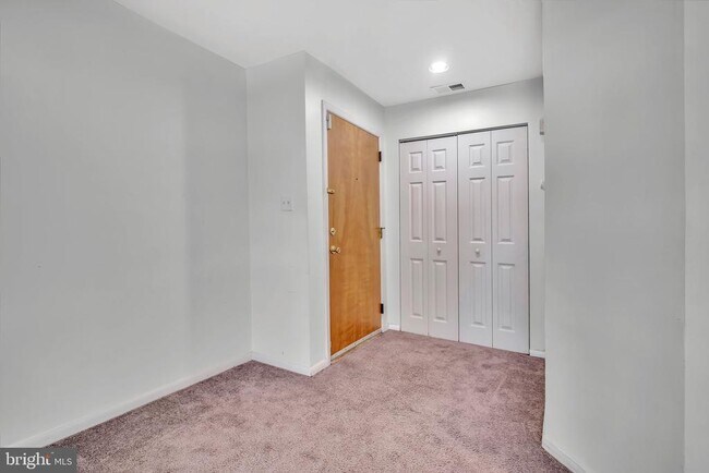 Building Photo - 302 Trinity Ct
