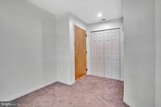Building Photo - 302 Trinity Ct