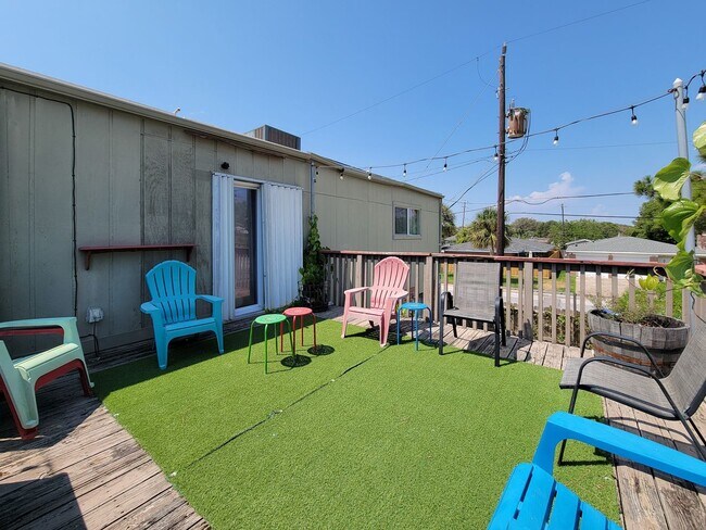 Building Photo - Two bedrooms two 1/2 bath townhome on Galv...