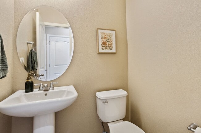 Building Photo - Modern and Updated 3-Bedroom, 2.5 Bathroom Home with Solar in Windshire Park