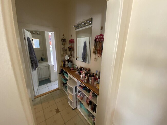 Building Photo - Spacious 1 Bedroom Upper Duplex Near Downtown Eau Claire - Available September 1st!