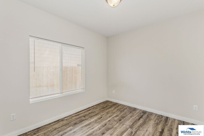 Building Photo - Newer 3 bedroom 2 bath Duplex in Goddard