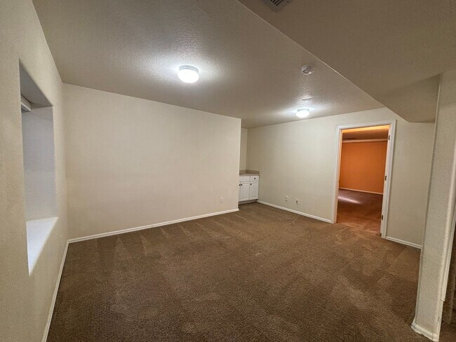 Building Photo - 4 Bedroom, 3.5 Bathroom Home with A/C! - A...