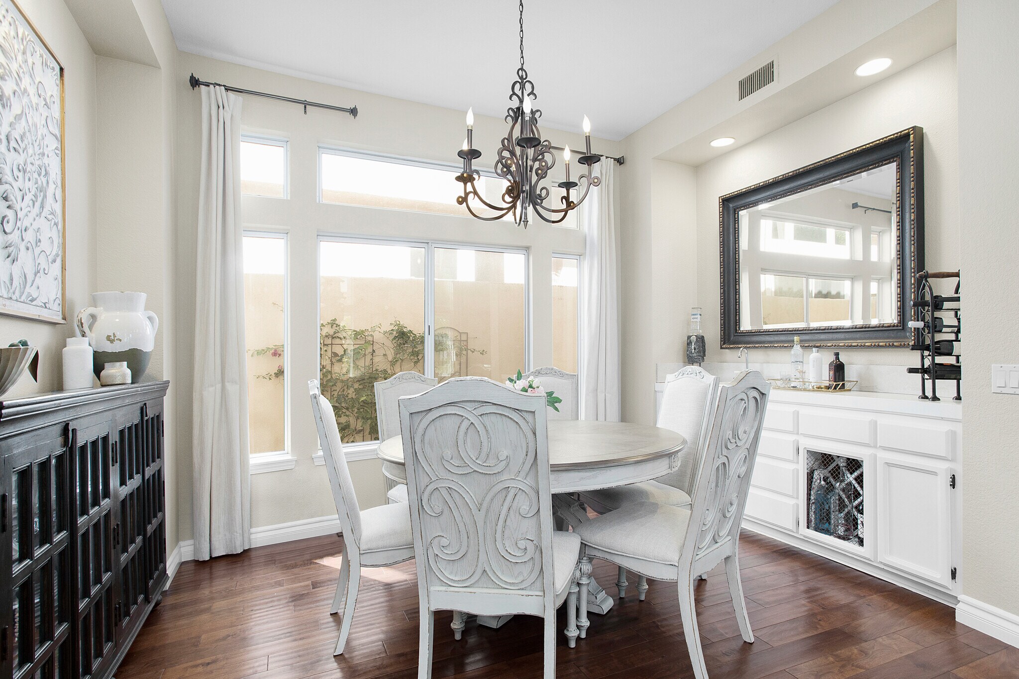 Dinign room with wet bar and chandleier - 35 Inverary