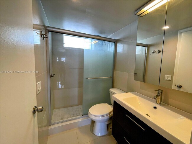 Building Photo - 2859 Leonard Dr