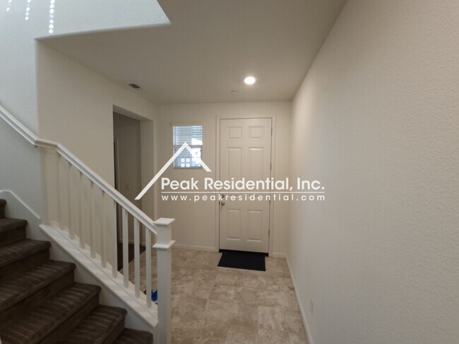 Building Photo - Newer North Natomas 3bd/2.5ba House with Loft & 2 Car Garage