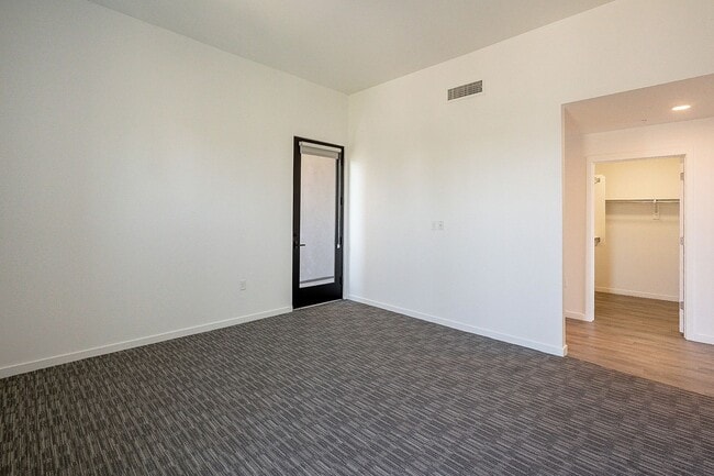 Building Photo - Live the Downtown Life! 2 Bedrooms!