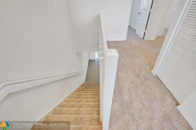 Building Photo - Beautiful Townhouse 3 -2.5 baths