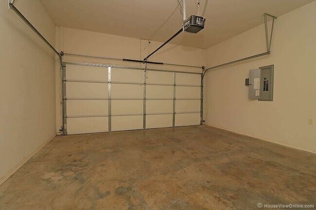 Building Photo - Brookshire 1321/1323