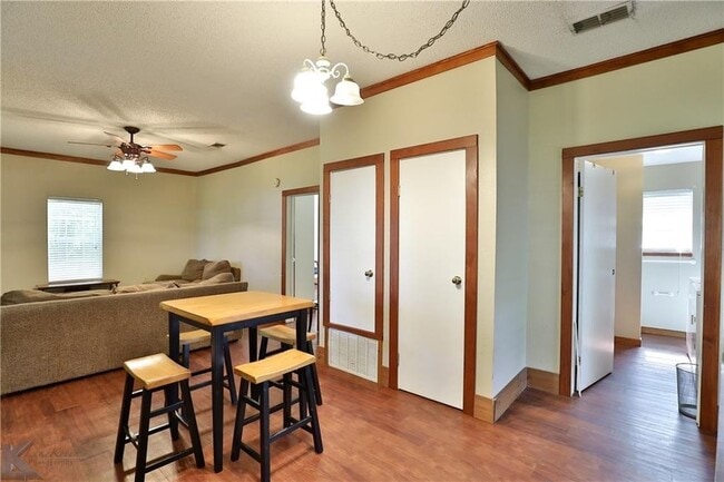 Building Photo - 418 Elm St