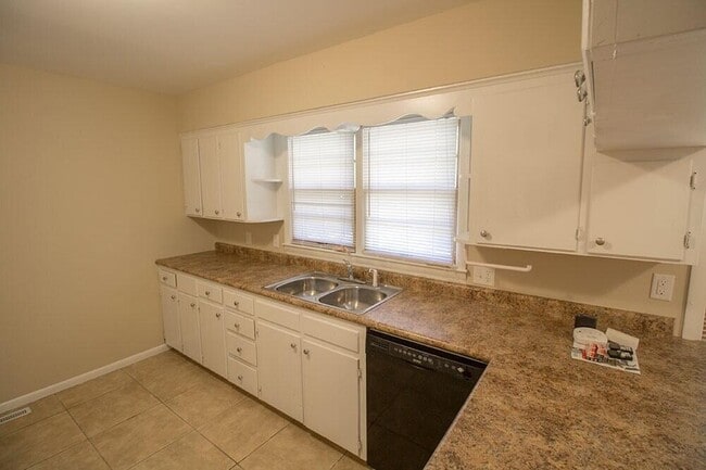 Building Photo - 2309 Highland Dr