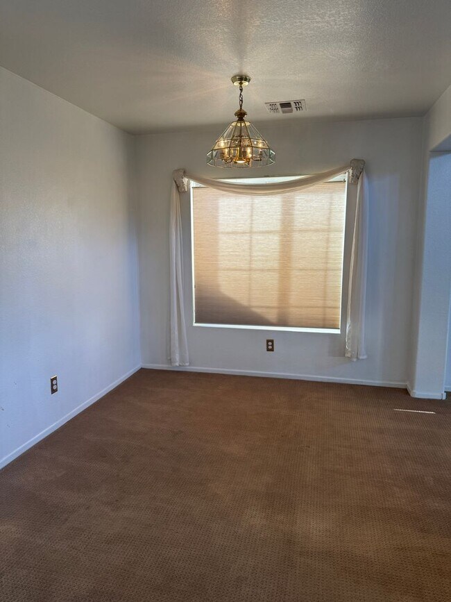 Building Photo - 4 Bedroom Corner Lot Great Location