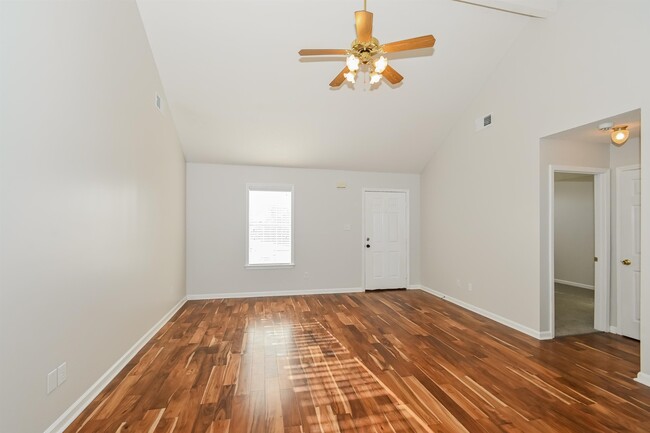 Building Photo - 9720 Lakeland Hills Cove