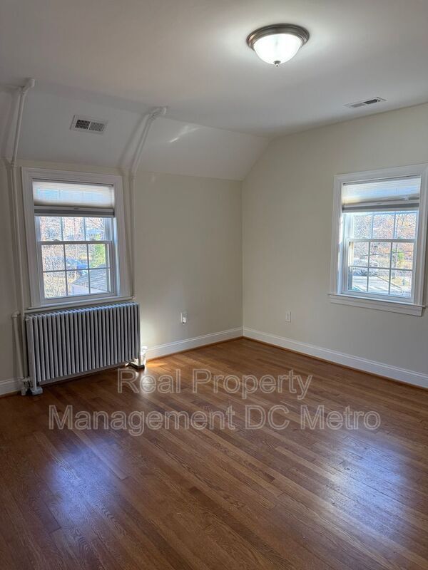 Building Photo - 4433 South Dakota Ave NE