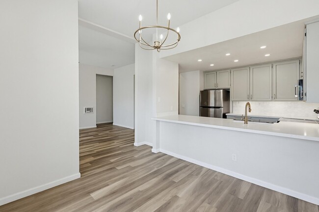 Building Photo - 270 Dahlia Ave