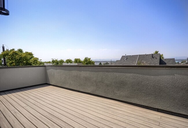 Building Photo - 3 bedroom / 3.5 bath Townhome + 2 Large Flex Spaces & Spacious Roof Top Deck!