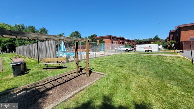 Building Photo - 1501 S George Mason Dr