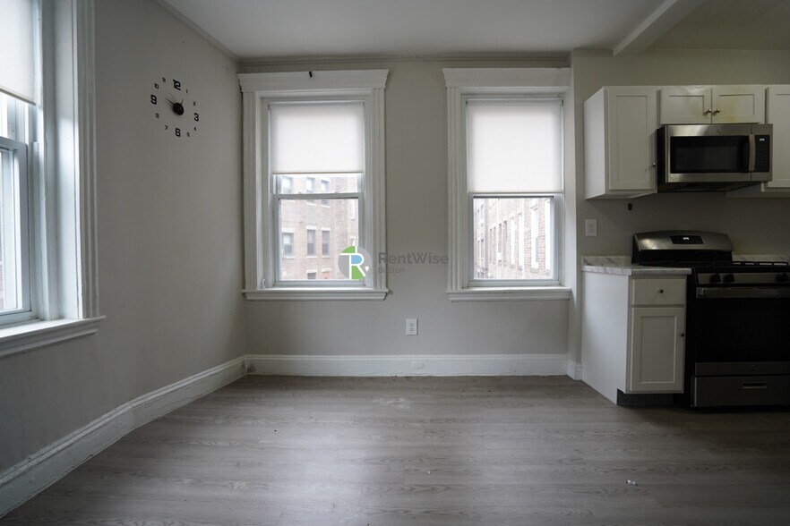 Building Photo - 368 Riverway