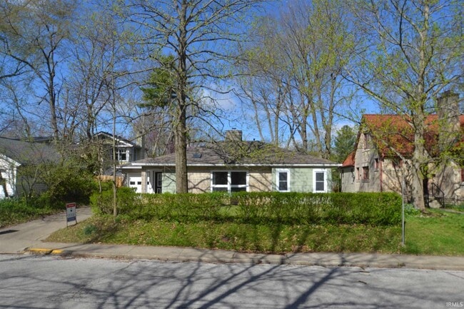 Building Photo - 830 S Woodlawn Ave